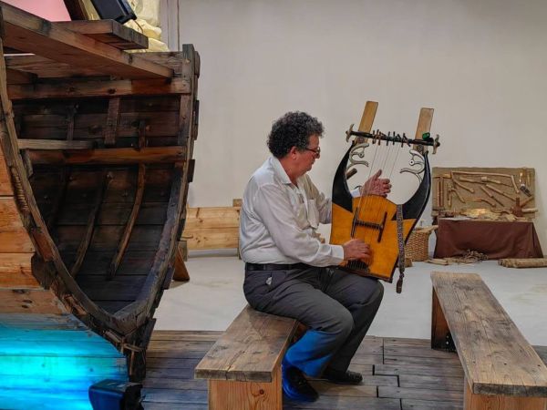 Μουσική με μυκηναϊκή λύρα δίπλα στο πλοίο