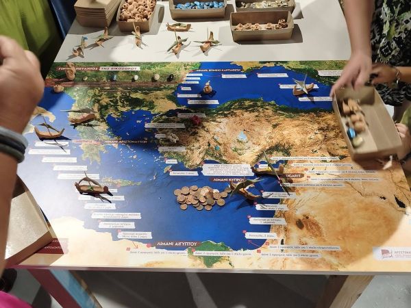 Επισκέπτες γύρω από τον χάρτη της Μεσογείου