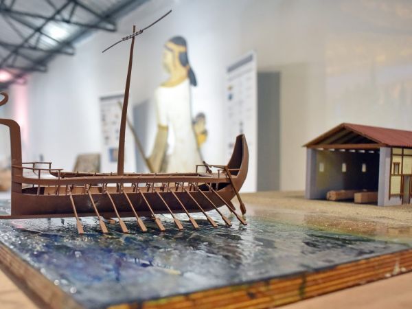 Μοντέλο μυκηναϊκής εικοσόρου και νεώσοικου μυκηναϊκής οικοδομικής τεχνολογίας
