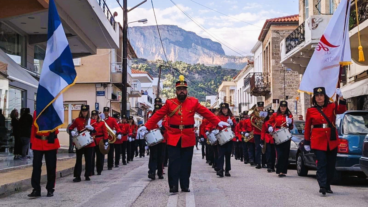 Με λαμπρότητα πραγματοποιήθηκε η μαθητική παρέλαση της 28ης Οκτωβρίου σε Ξυλόκαστρο και Δερβένι