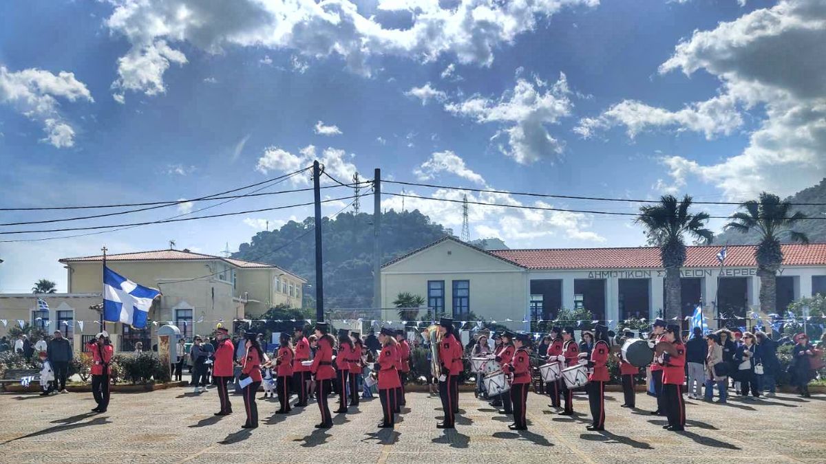 Με λαμπρότητα πραγματοποιήθηκε η μαθητική παρέλαση στο Δερβένι για την 25η Μαρτίου