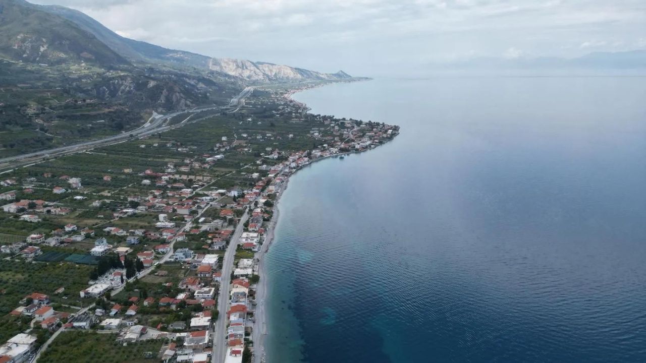 travel.gr - Καμάρι: Γαλάζια πεντακάθαρα νερά και χαλαρή ατμόσφαιρα μιάμιση ώρα από την Αθήνα