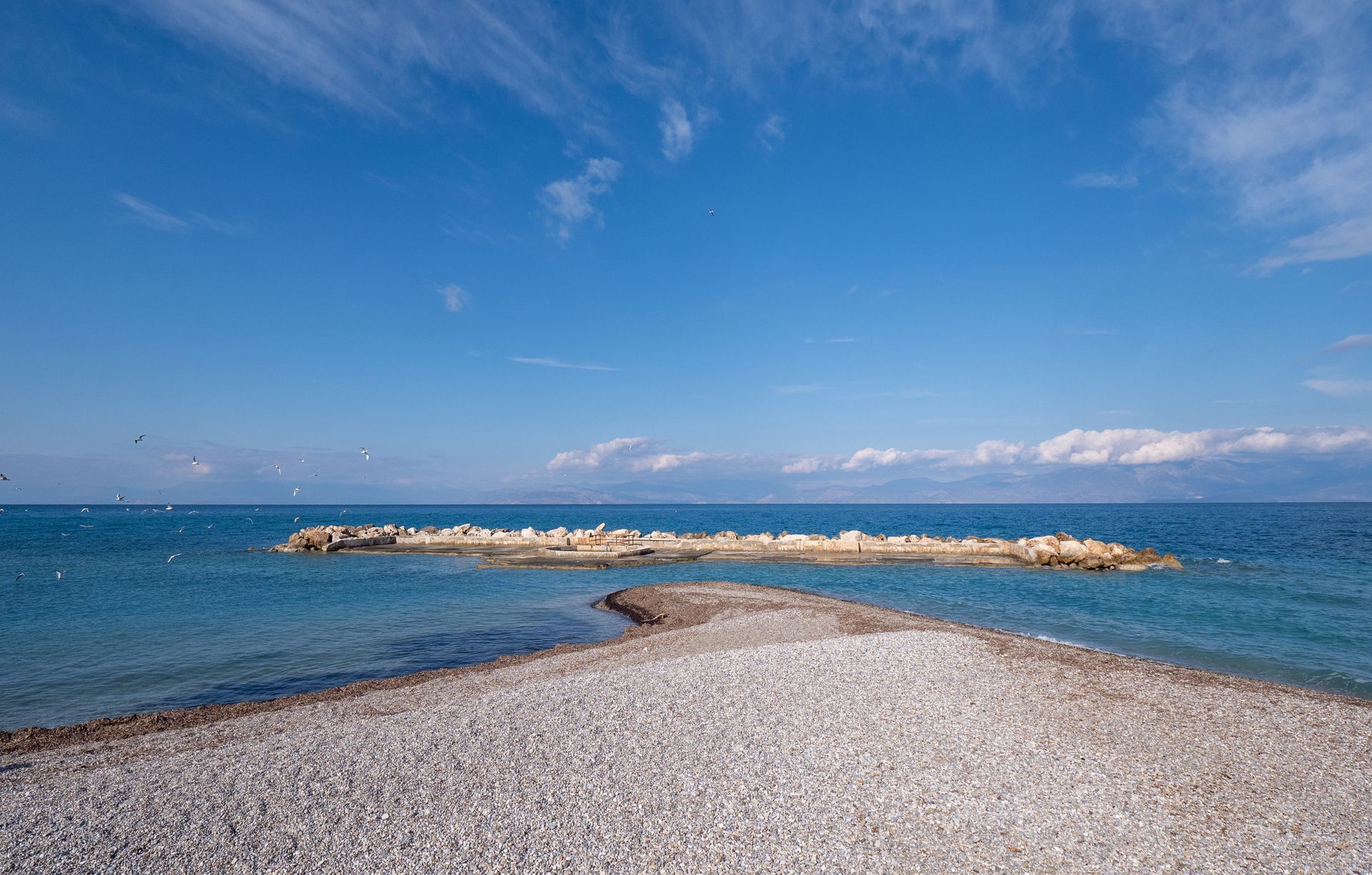 Der zentrale Platz von Xylokastro – Die Insel Skouronisi